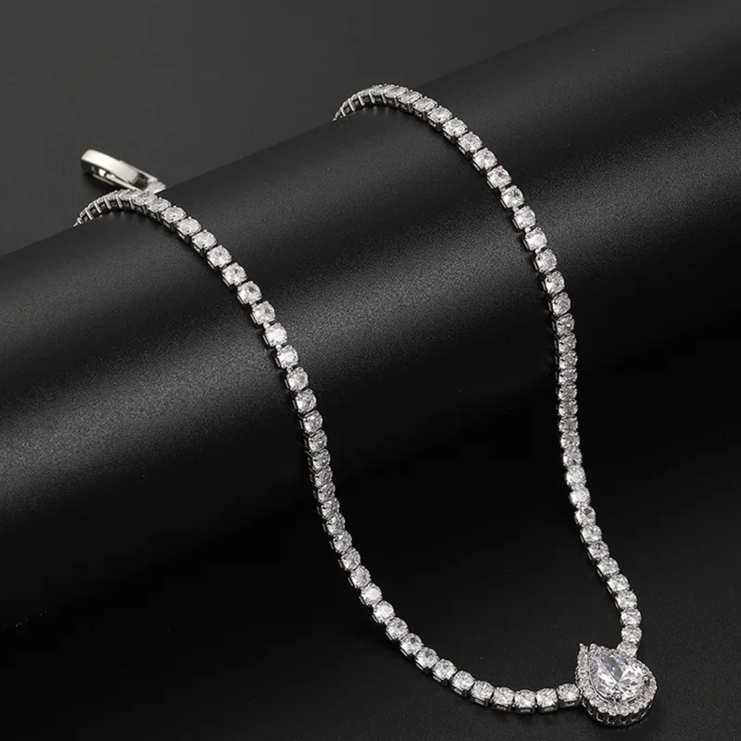 Classy luxe diamond necklace