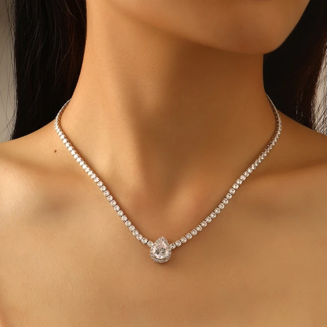 Classy luxe diamond necklace