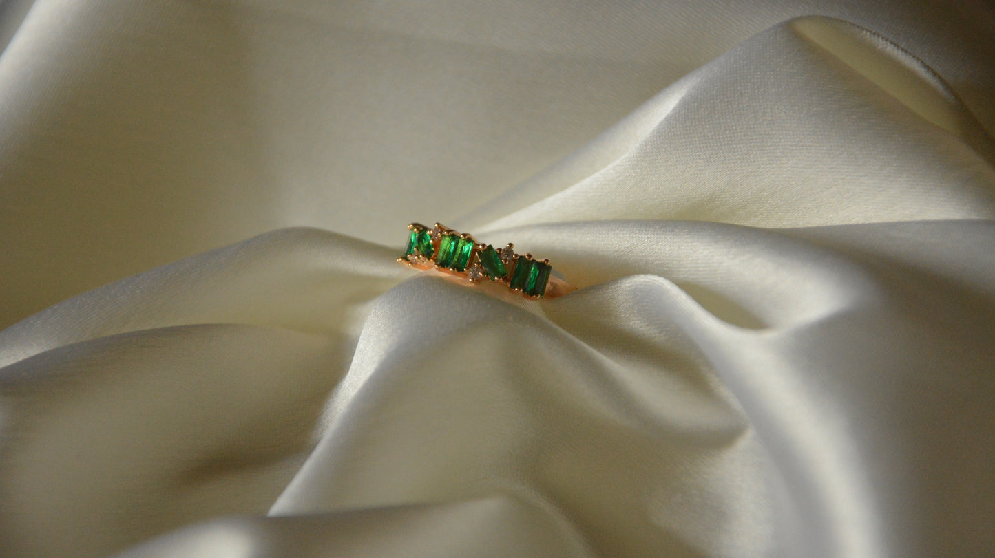 Emerald queening ring