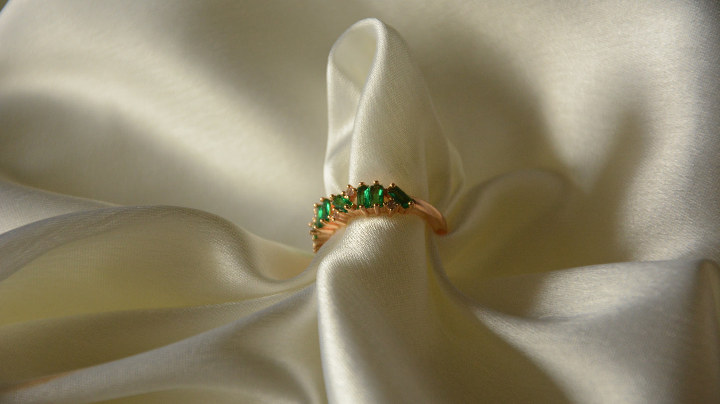 Emerald queening ring