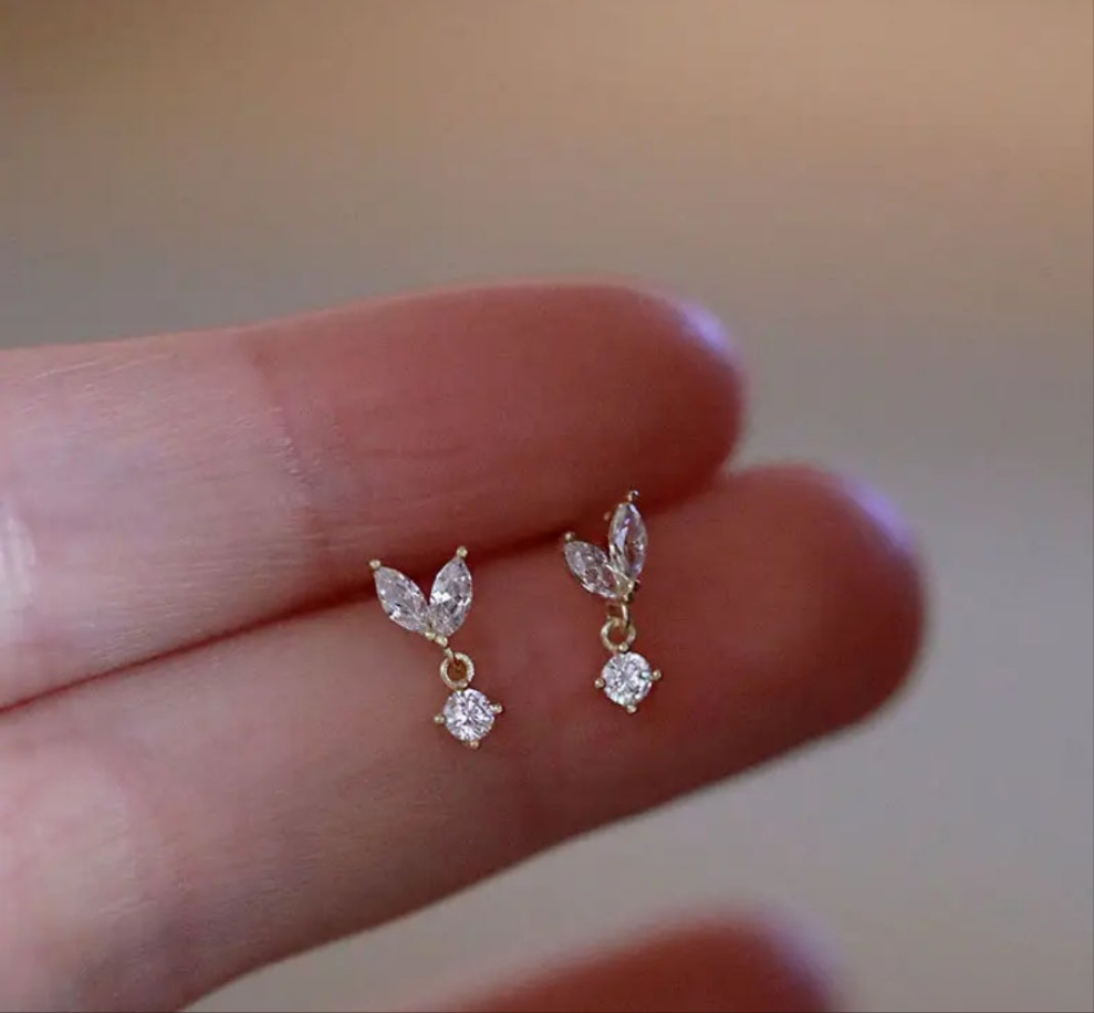 Pretty girl earrings leaf