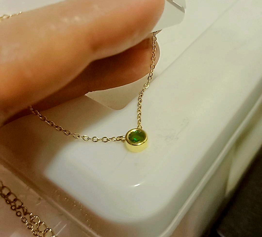 Emerald green solitire necklace 2mm stone