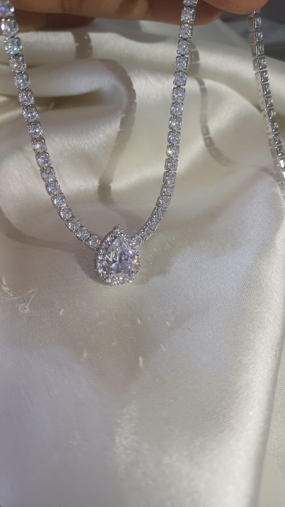 Classy luxe diamond necklace