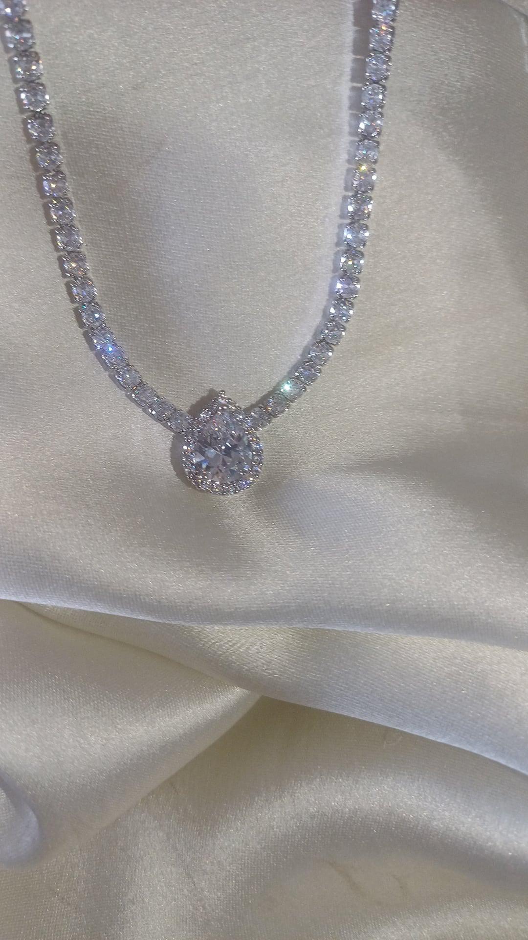 Classy luxe diamond necklace