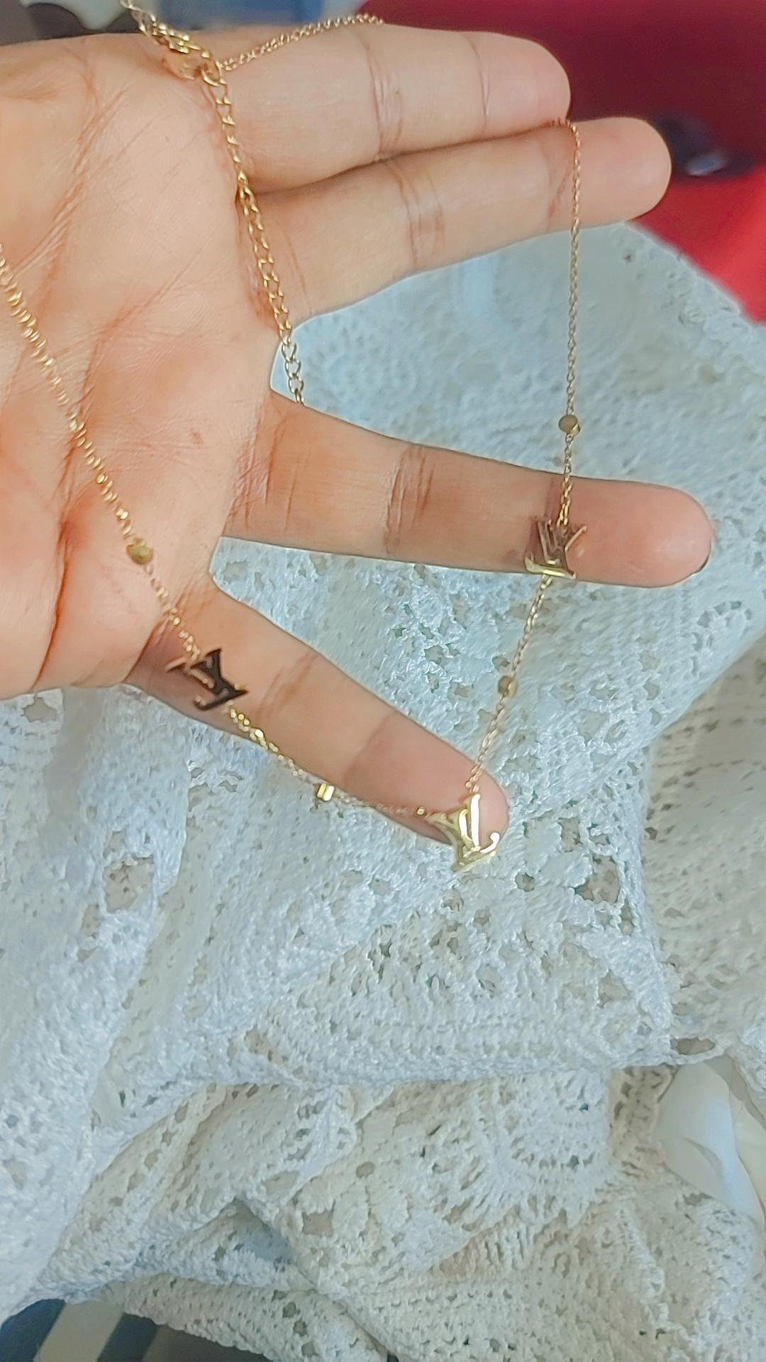V 5 star necklace