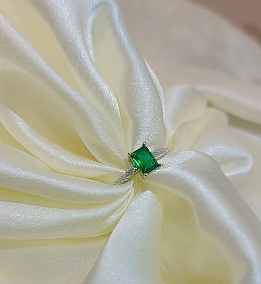 4cut emerald stonea adjustable ring (rectangle)