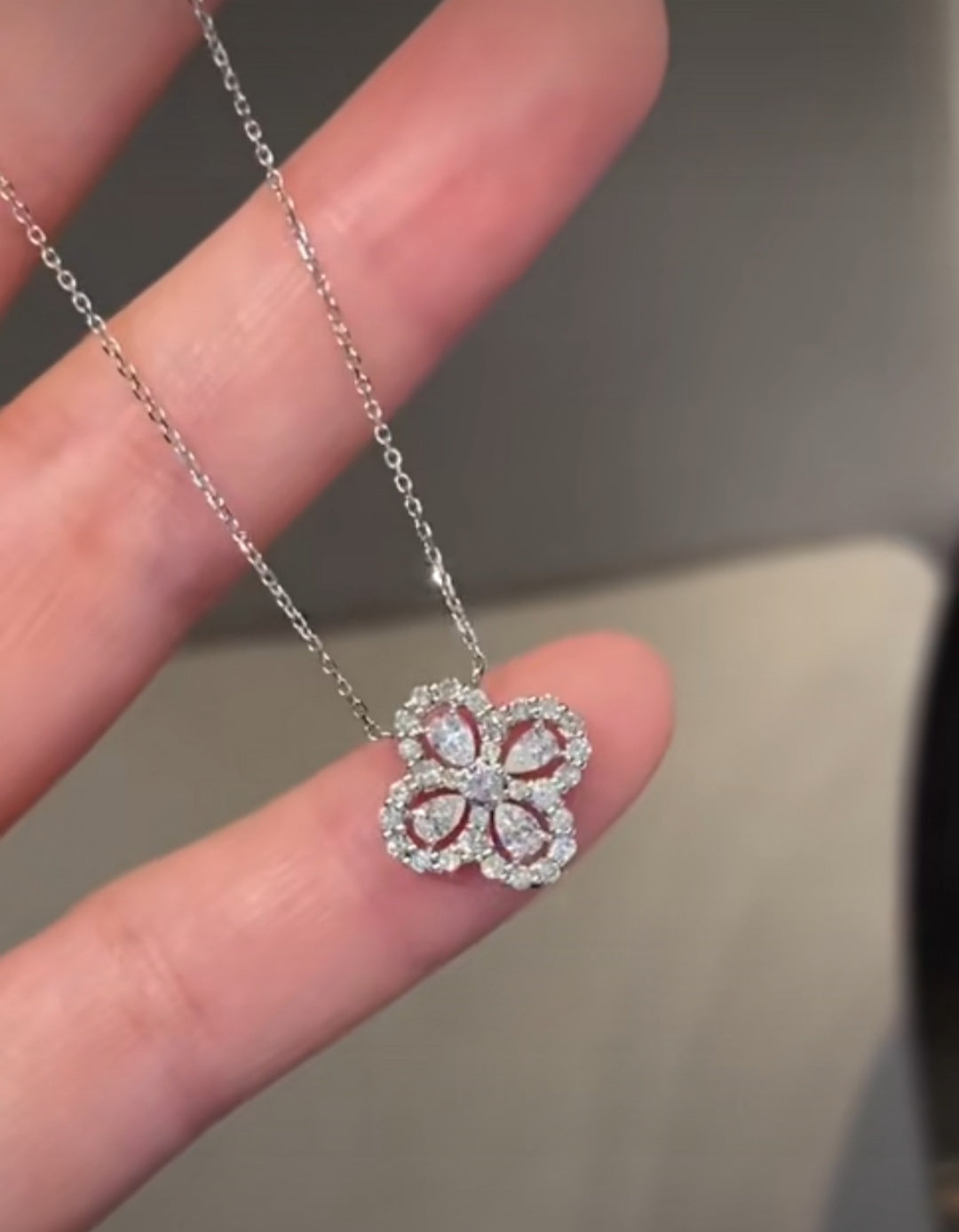 Silver clover necklace