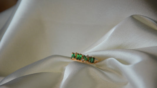 Emerald queening ring