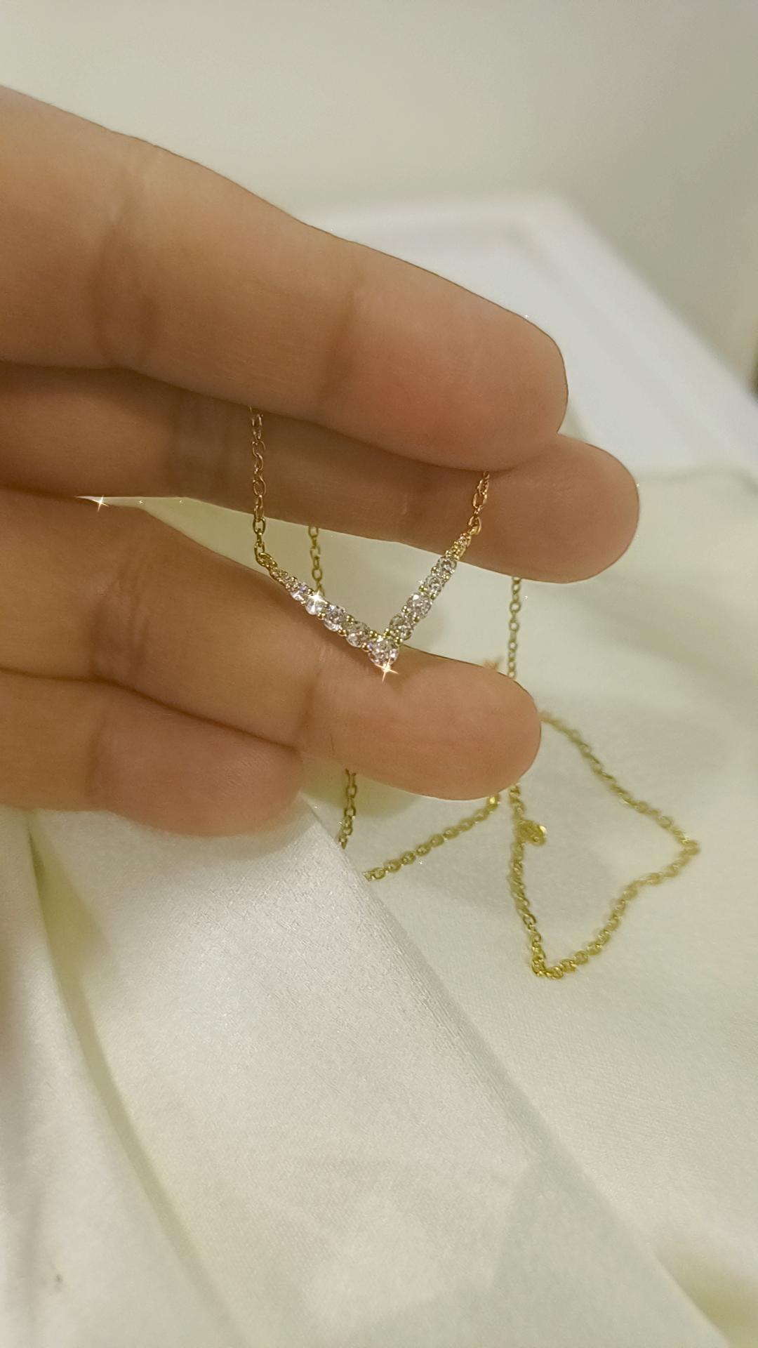 White daimond V necklace