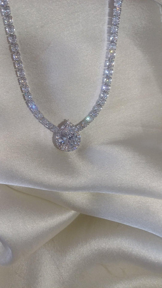Classy luxe diamond necklace