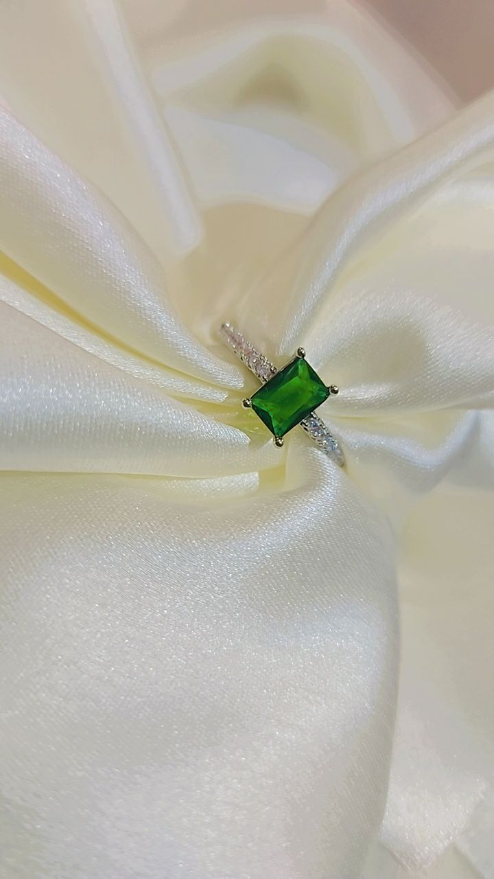 4cut emerald stonea adjustable ring (rectangle)