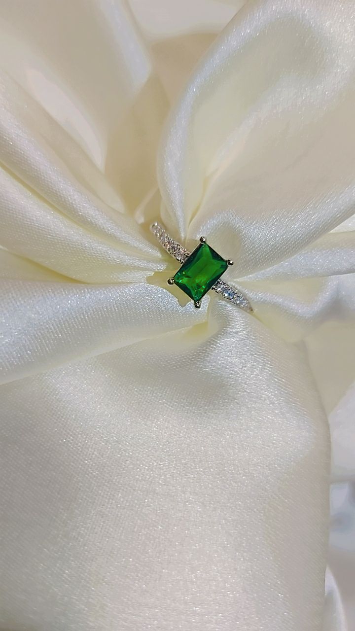 4cut emerald stonea adjustable ring (rectangle)