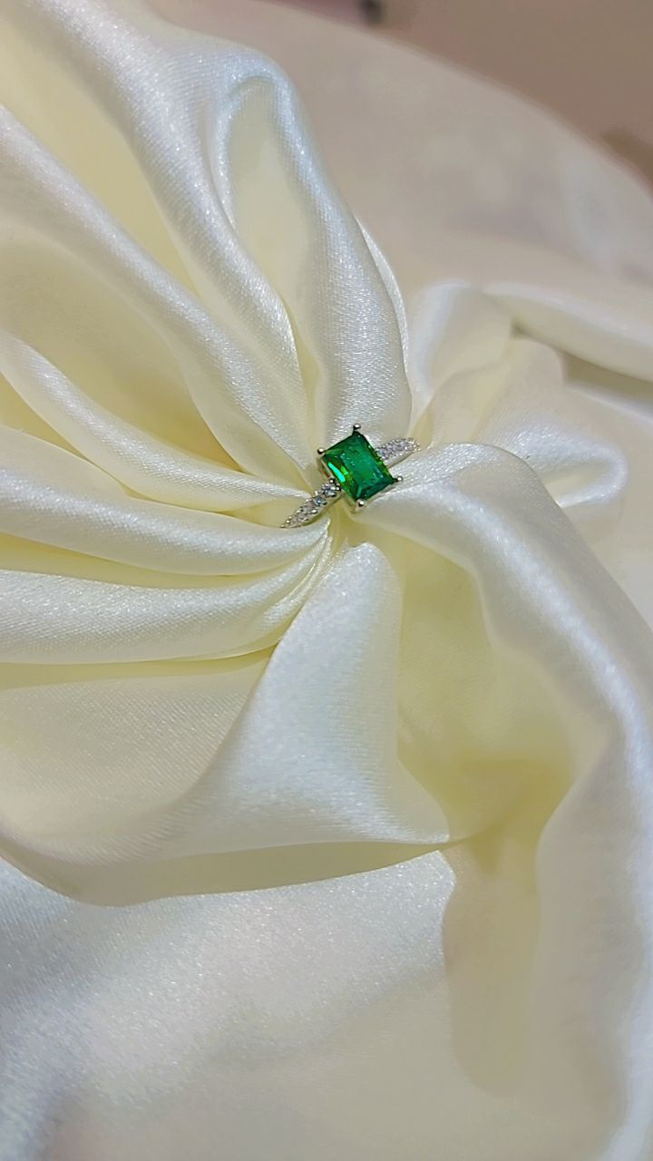 4cut emerald stonea adjustable ring (rectangle)