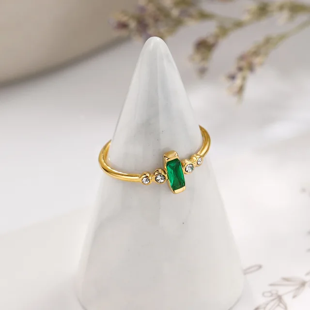 Emerald crowned ring