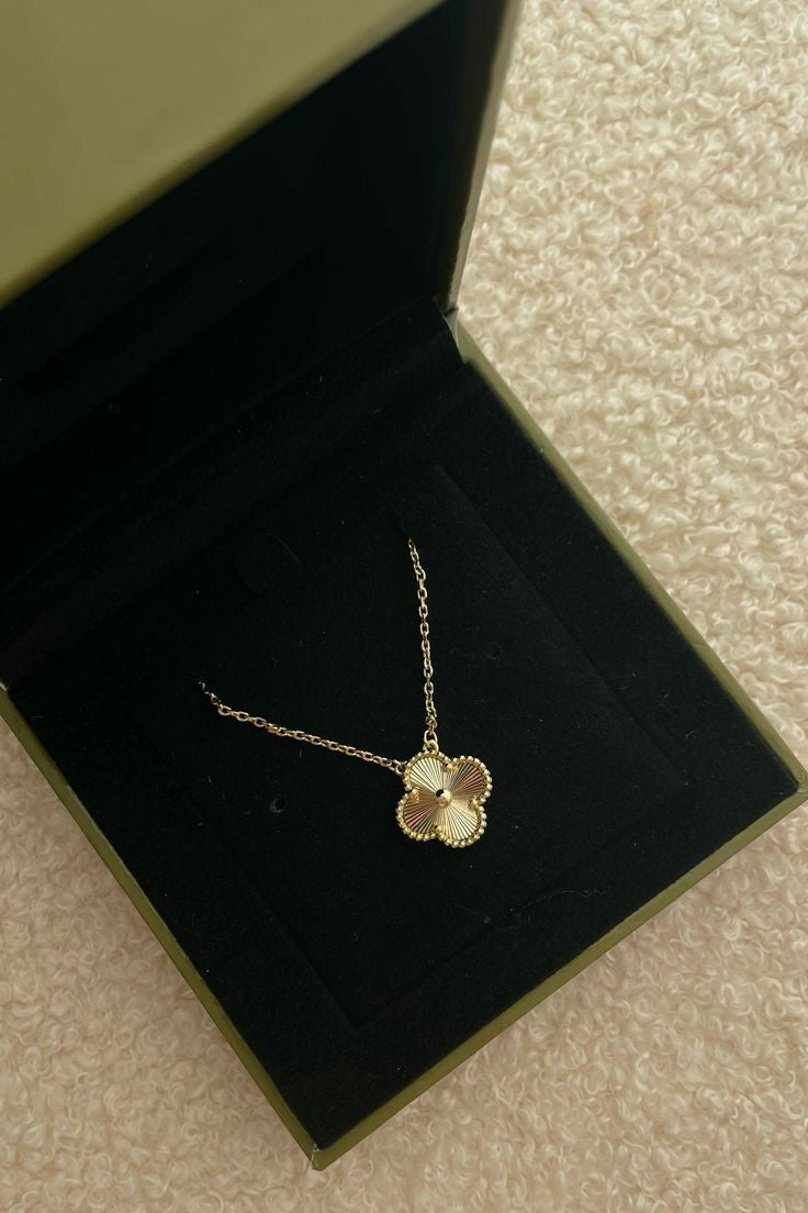 Dubai gold clover necklace